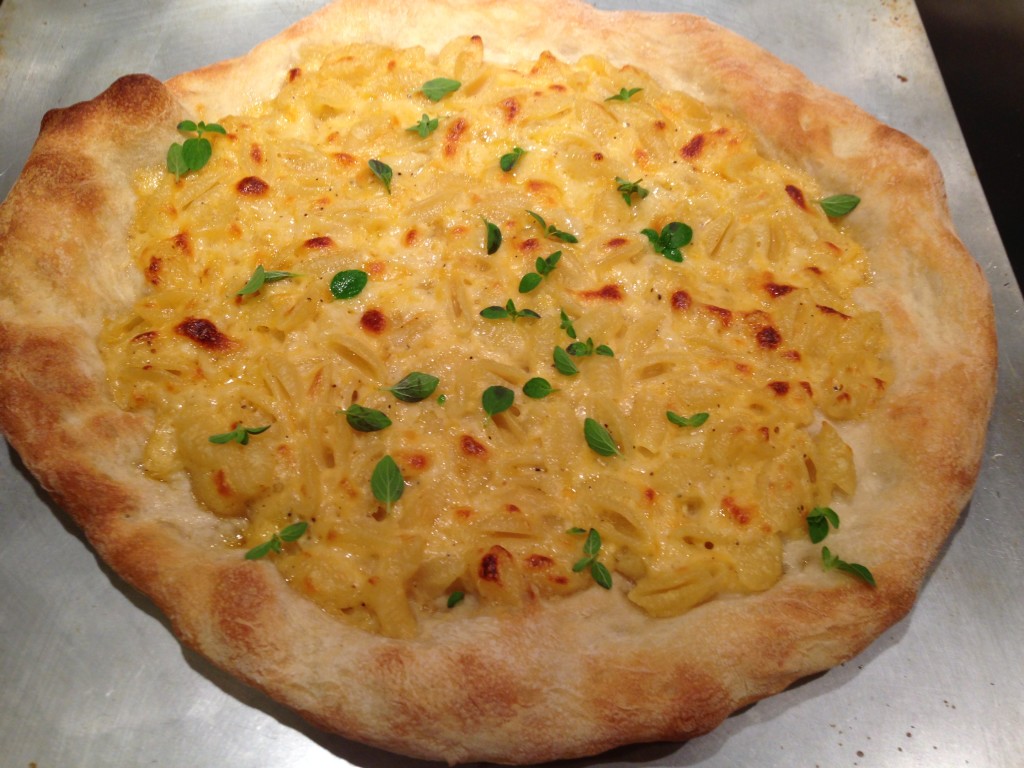 Well Dined | Mac and Cheese Pizza